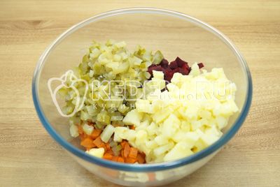 V миску нарезать кубиками свеклу, морковь, картофель и соленые огурцы.