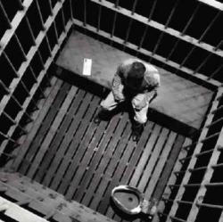 10 ужасных вещей, которые делают с заключенными