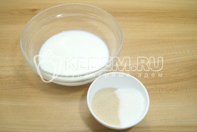 W теплом молоке (200 мл.) развести дрожжи с сахаром.