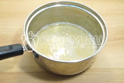 Želatina выложить в миску и залить холодной водой на 30 минут.