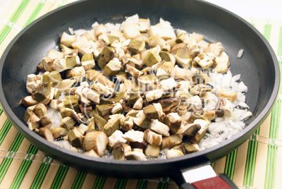 fint нашинкованную луковицу обжарить на растительном масле, добавить грибы. Обжаривать 3-5 минут. 