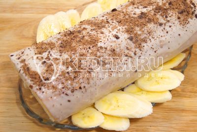 legge ut рулет блюдо, посыпать тертым шоколадом и украсить ломтиками банана.