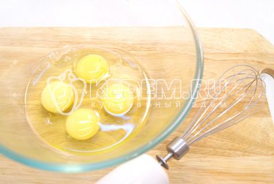 egg взбить в миске до густой пены.