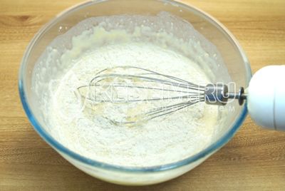 Nahrát муку и 1/4 ч. ложки соли, хорошо взбить тесто венчиком.