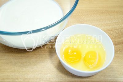 V миске смешать молоко и яйца.