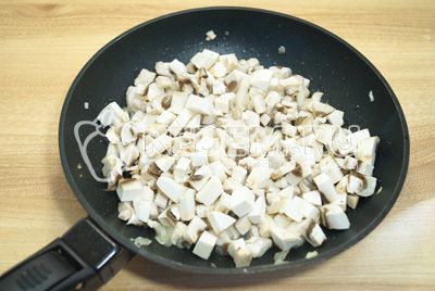 Nahrát грибы в сковороду и готовить еще 5-7 минут. Посолить и поперчить по вкусу.