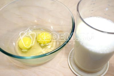 În миске взбить яйца, добавить молоко