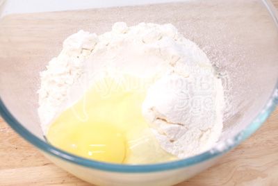făină просеять в миску, добавить яйцо, молоко, растительное масло и соль