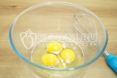 egg взбить в миске венчиком.