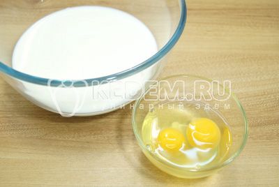 V миске смешать молоко и яйца.