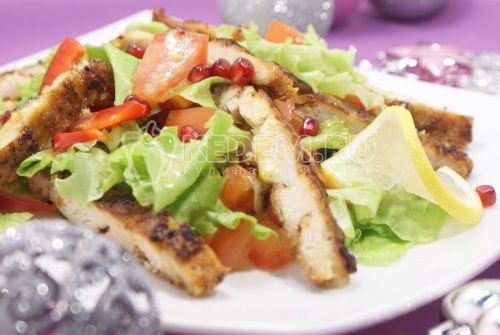 Salada с курицей и овощами