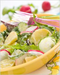 salată с редисом и картофелем 