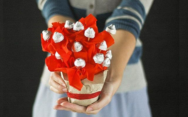 Bouquets von Süßigkeiten mit ihren Händen mit rundenbasierten Fotos