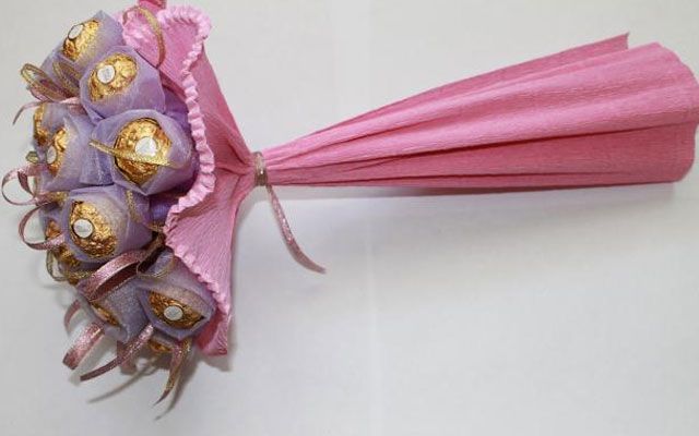Bouquets von Süßigkeiten mit ihren Händen mit rundenbasierten Fotos
