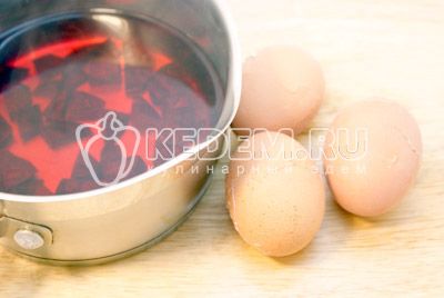 Řepa очистить и порезать кубиками, добавить половину стакана воды и добавить яйца. Варить со свеклой на медленном огне 10-15 минут