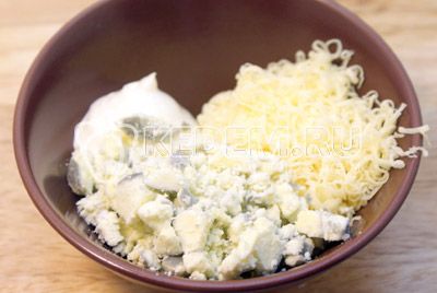 V миске смешать тертый сыр, измельченные желтки, тертый чеснок и майонез. Хорошо перемешать