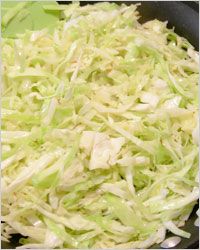 varm салат из молодой капусты и креветок