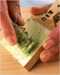 Vorbereitung васаби – очень острый соус ярко-зелёного цвета из растения Wasabi japonica.