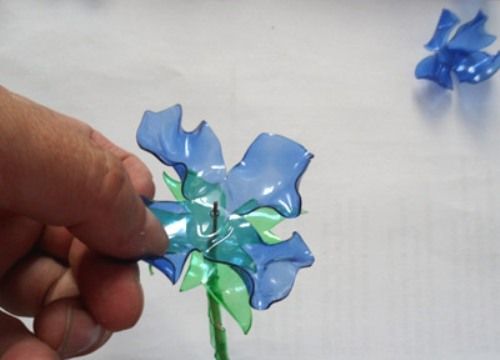 Kwiaty wykonane z plastikowych butelek