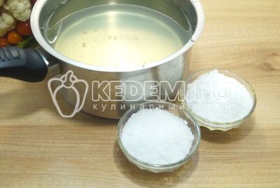 Hochladen сахар и соль из расчета на 1 литр воды - 2 ст. ложки соли,3 ст. ложки сахара.