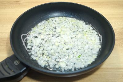 Pro гарнира на сковороде с растительным маслом обжарить мелко нашинкованный лук.