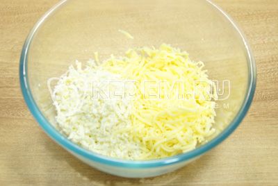 amesteca в миске тертый сыр и желтки.