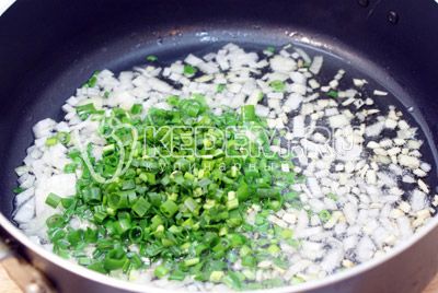 Nahrát мелко порезанный зеленый лук и обжаривать 1-2 минуты