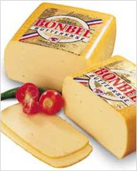 Bonbel – этот сыр также изготавливают из коровьего молока. По размеру он больше, чем предыдущий, но по вкусу его напоминает. Защищен желтой парафиновой коркой.