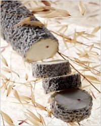 Saint-Maur (Sainte Maure) – цилиндрической формы сыр с тонкой съедобной корочкой. С «возрастом» невыраженный вкус данного сыра становится более заметным. 