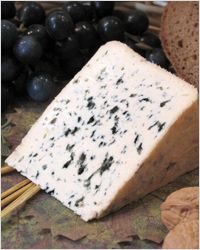 Blyo д’Овернь (Bleu d’Auvergne) – производится в провинции Овернь из коровьего молока. Обладает насыщенным, острым вкусом. 