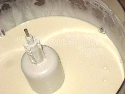 bland с тестом сливки (или молоко), следом, по 1 ложечке добавлять крахмал, хорошенько перемешивая, затем снова добавлять и снова перемешивать