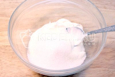 Make крем из сметаны и сахара