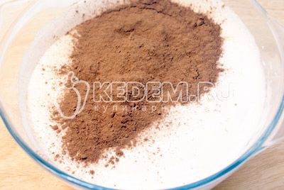 nøye добавить какао и перемешать лопаткой