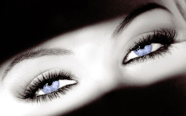 Niebieskie oczy są wynikiem mutacji genetycznej