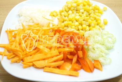 fin накрошить лук, соломкой нарезать морковь, не крупно нарезать сельдерей и болгарский перец. Добавить к овощам кукурузу.