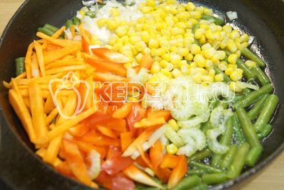 amestec овощей добавить в сковороду с фасолью и обжарить 2-3 минуты.