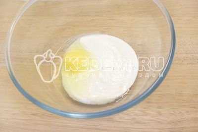 Egg смешать со сметной в миске