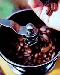 Młynek do kawy с обжаренными зернами кофе 