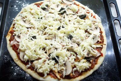 Mozzarella натереть на тёрке и посыпать пиццу. 