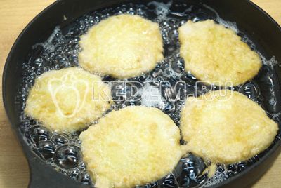 No сковороде разогреть растительное масло, обмакнуть ломтик кабачка в кляр и жарить на сковороде с двух сторон.