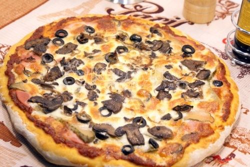 pizza с колбасой и грибами