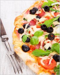 Pizza с помидорами и маслинами