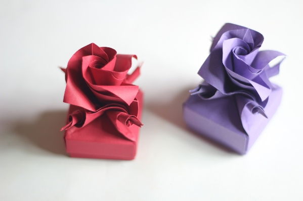 Wie man Origami Blumen aus Papier macht