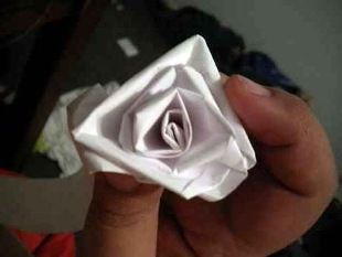 Hvordan lage en rose fra papir