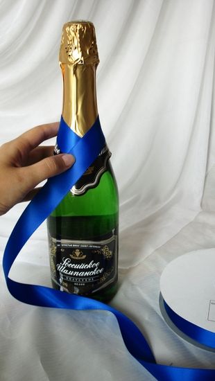 Wie man eine Flasche Champagner dekoriert