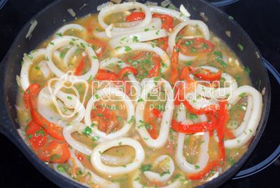 blekksprut нарезать полукольцами и добавить к овощам вместе с кипятком, чесноком и мелко рубленной петрушкой