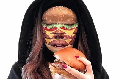 Canadense визажистка превратила свое лицо в гамбургер и пиццу 