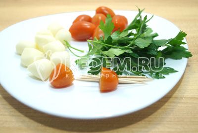 baller сыра и помидоры нарезать на половинки. На низать на шпажки половинку помидорки.