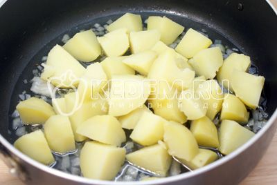 Legg четвертинками порезанный картофель и обжаривать до золотистой корочки
