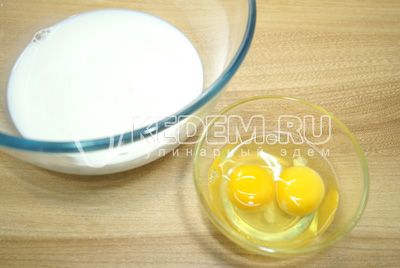 Mleko перелить в большую миску и добавить яйца.